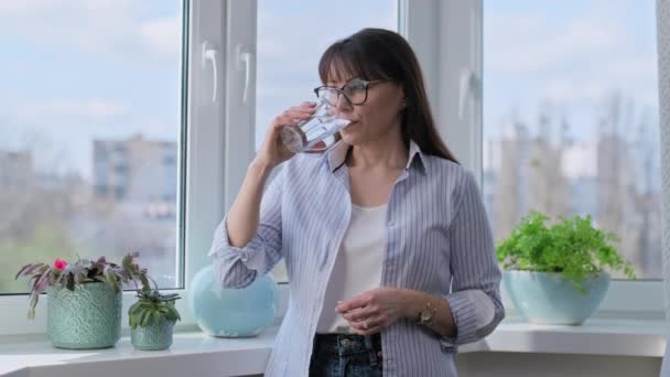 Mujer Mediana Edad Bebiendo Vaso Agua Sonriendo Mirando Cámara Cerca — Vídeo de stock