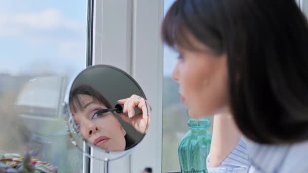 Μεσήλικη Γυναίκα Κάνει Μακιγιάζ Εφαρμογή Μάσκαρα Στις Βλεφαρίδες Κοιτάζοντας Στον — Αρχείο Βίντεο