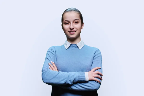 Portrét Roztomilé Středoškolačky Modrém Bílém Pozadí Studia Usmívající Sebevědomá Puberťačka — Stock fotografie