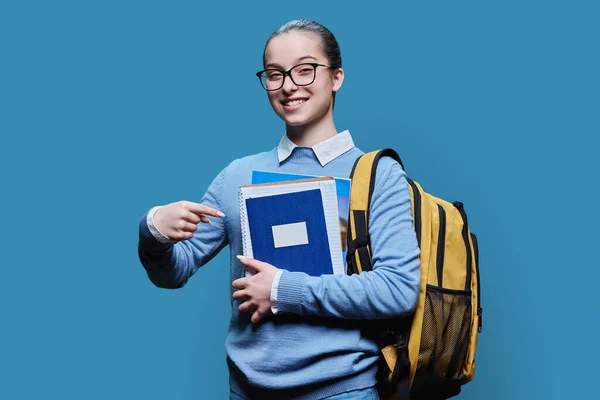 Πορτρέτο Της Έφηβης Μαθήτριας Λυκείου Μπλε Φόντο Στούντιο Χαμογελαστή Γυναίκα — Φωτογραφία Αρχείου