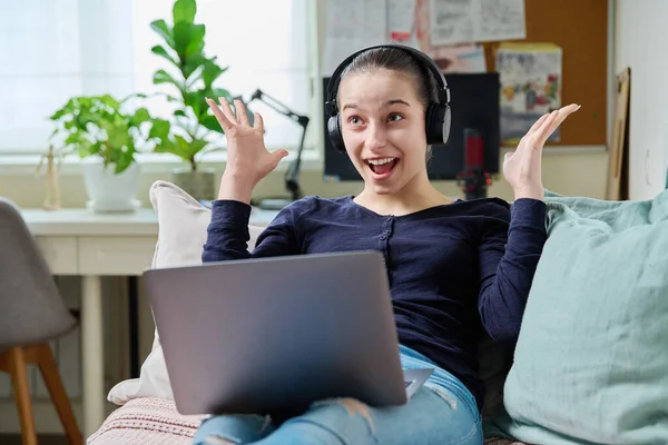 Sorpreso Emotivo Gioiosa Adolescente Cuffia Guardando Schermo Del Computer Portatile — Foto Stock