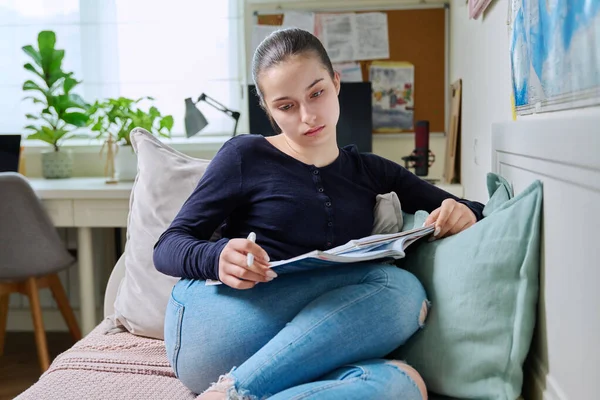 Adolescente Estudiando Casa Leyendo Libros Texto Escribiendo Cuaderno Sentada Sofá — Foto de Stock