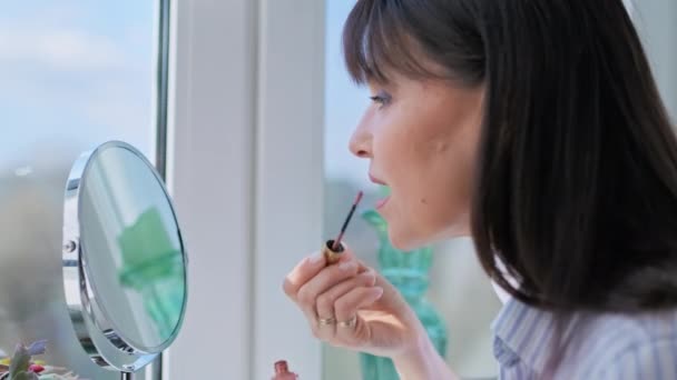 Kobieta Średnim Wieku Robi Makijaż Maluje Usta Długotrwałą Szminką Patrzy — Wideo stockowe