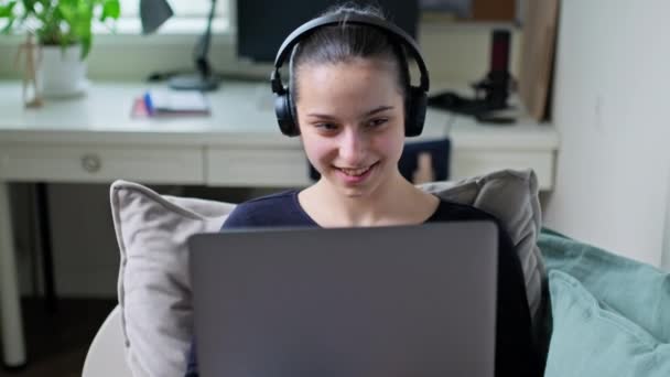 Tini Lány Fülhallgató Segítségével Laptop Ágyban Otthon Szórakozás Mozog Ritmus — Stock videók