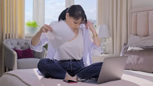 Felnőtt Laptopot Használ Otthon Melegséget Érez Hűtőpapírokat Lengetve Hormonális Változások — Stock videók