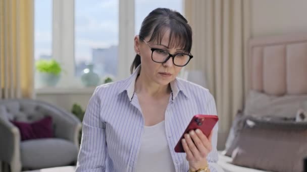 Mulher Séria Meia Idade Segurando Smartphone Discagem Tela Sensível Toque — Vídeo de Stock