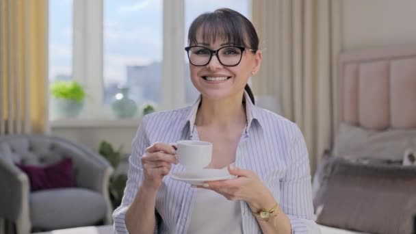 Щаслива Жінка Середнього Віку Чашкою Ранкової Кави Яка Позу Вдома — стокове відео