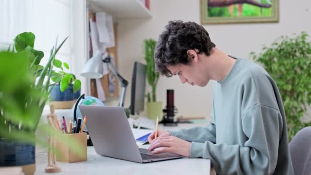 Junge Männliche College Studenten Sitzen Schreibtisch Hause Mit Laptop Schöner — Stockvideo