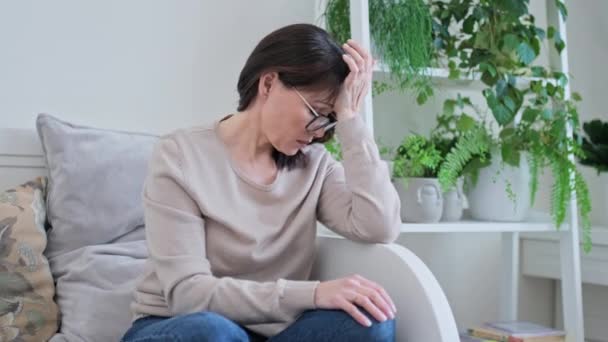 Szomorú Depressziós Középkorú Otthon Kanapén Egészségügyi Problémákkal Küszködve Életkorral Összefüggő — Stock videók