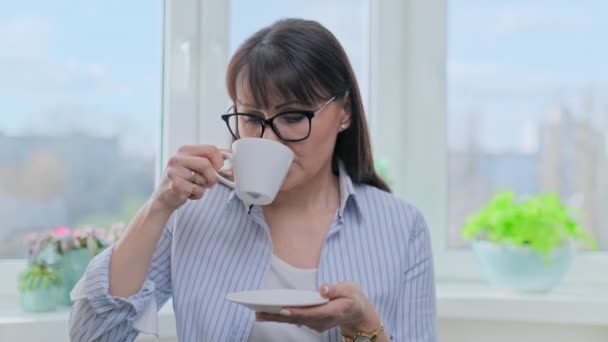 Mujer Mediana Edad Con Una Taza Café Mañana Posando Casa — Vídeo de stock