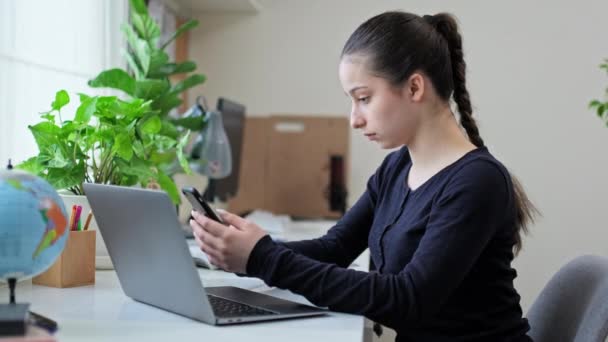 Teenage Girl Sitting Desk Home Laptop Textbooks Holding Smartphone Girl — Stock Video