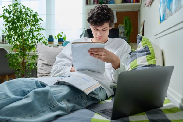 Teenager Der Hause Auf Der Couch Liegt Und Laptop Notebooks — Stockfoto