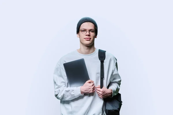 Porträtt Kille College Student Med Stängd Bärbar Ryggsäck Tittar Kameran — Stockfoto