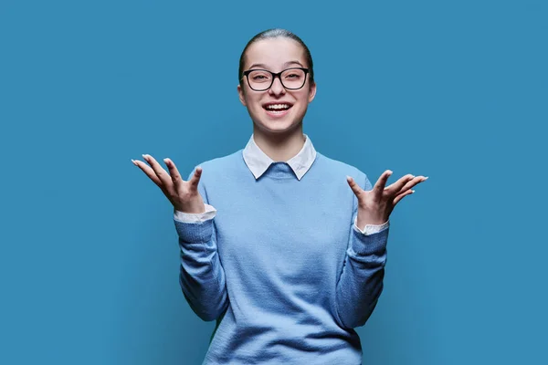 Šťastné Radostné Dospívající Dívka Modrém Pozadí Barevného Studia Emocionální Veselá — Stock fotografie