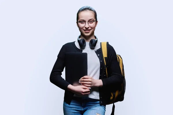 Étudiante Adolescente Avec Sac Dos Tenant Ordinateur Portable Sur Fond — Photo