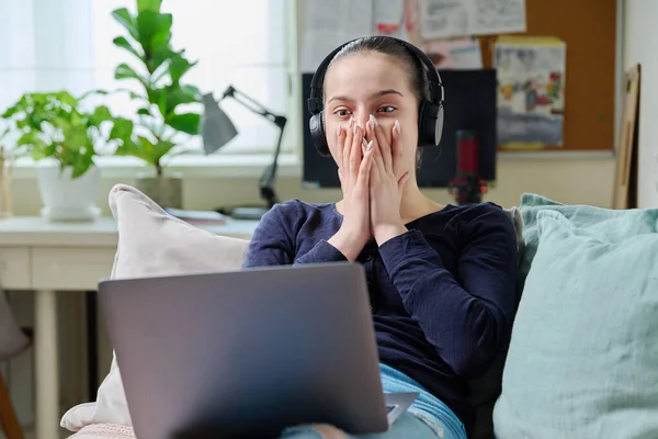 Sorpreso Emotivo Gioiosa Adolescente Cuffia Guardando Schermo Del Computer Portatile — Foto Stock
