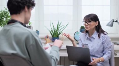 Bayan eğitim merkezi çalışanı genç bir üniversite öğrencisiyle konuşuyor. Ruh sağlığı, danışman profesyonel yardım, psikoloji, psikoterapi, sosyal hizmet, gençlik konsepti
