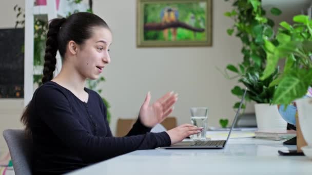 Adolescente Joyeuse Assise Bureau Maison Parlant Riant Regardant Ordinateur Portable — Video