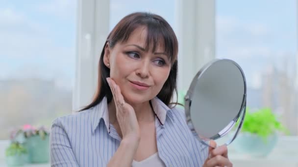 아름다운 얼굴을 만지며 거울에 자신에 감탄하는 콜라겐을 주사하여 전문적 치료와 — 비디오
