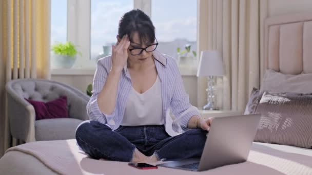 Smutné Depresivní Žena Středního Věku Sedí Doma Posteli Pomocí Notebooku — Stock video