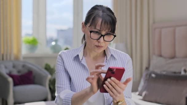 Žena Středního Věku Sedí Doma Gauči Používá Smartphone Posouvá Dotýká — Stock video