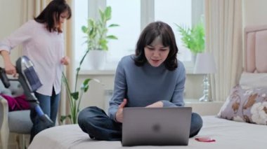 Kavga, çatışma, hayal kırıklığı, anne ve genç kızın kötü ilişkisi, evde oturup bilgisayarla sohbet görüşmesi yapan kız, süpürme yapan kadın.