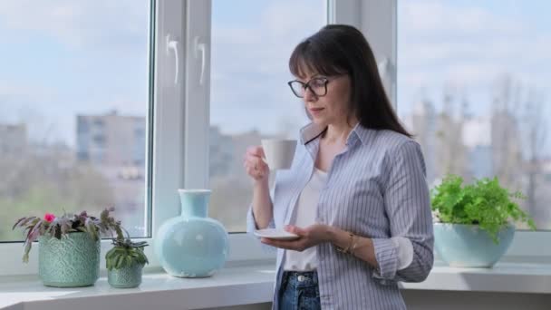 Calma Mujer Madura Bebiendo Café Mirando Por Ventana Casa Ritual — Vídeo de stock