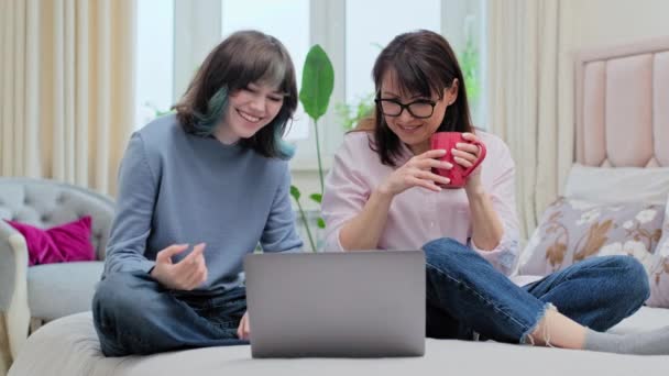 Középkorú Anya Tinédzser Lánya Otthon Ülnek Ágyon Videókat Néznek Laptopon — Stock videók