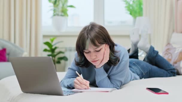 Estudante Universitário Adolescente Deitado Cama Casa Usando Laptop Escrevendo Notebook — Vídeo de Stock