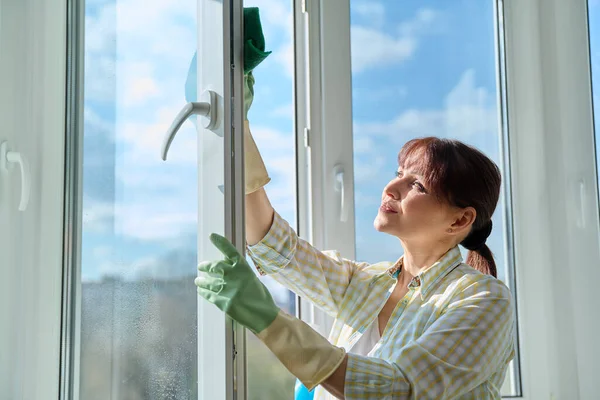Kvinnan Rengöringsfönster Hemma Med Hjälp Spray Och Mikrofiberduk Husstädning Hushållsarbete — Stockfoto