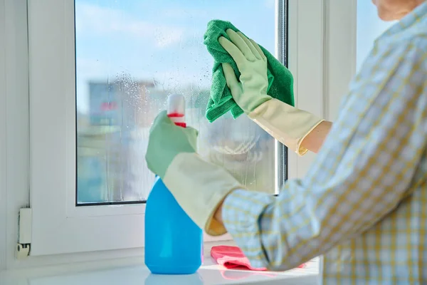 Kobieta Bliska Czyści Okna Domu Sprayem Ściereczką Mikrofibry Sprzątanie Domu — Zdjęcie stockowe