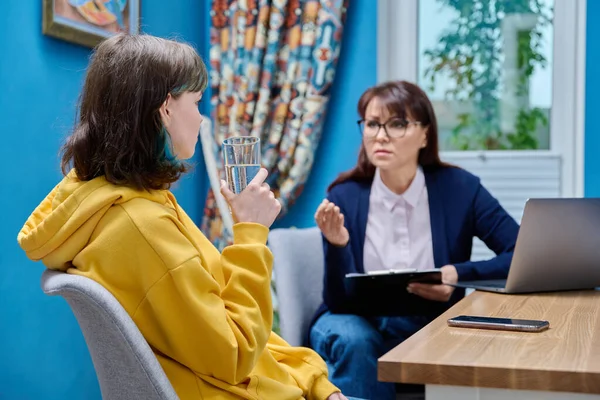 Mujer Trabajadora Social Psicóloga Mentora Entrevistadora Hablando Con Una Joven — Foto de Stock