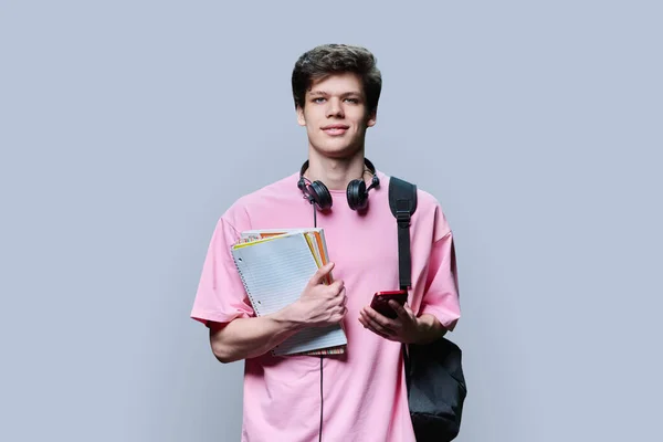 Junge College Studentin Mit Smartphone Rucksack Kopfhörern Schulbüchern Blick Die — Stockfoto