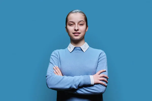 Portrét Roztomilé Šťastné Středoškolačky Modrém Pozadí Studia Usmívající Sebevědomá Puberťačka — Stock fotografie