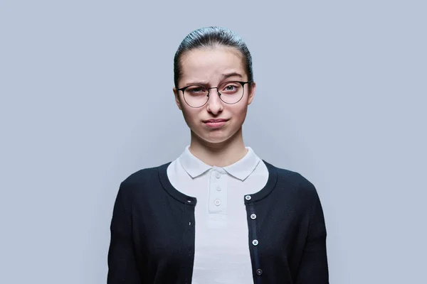惊讶的少女在灰色工作室的背景下看着相机 16岁的年轻女学生戴眼镜 生活方式 青春期观念 — 图库照片