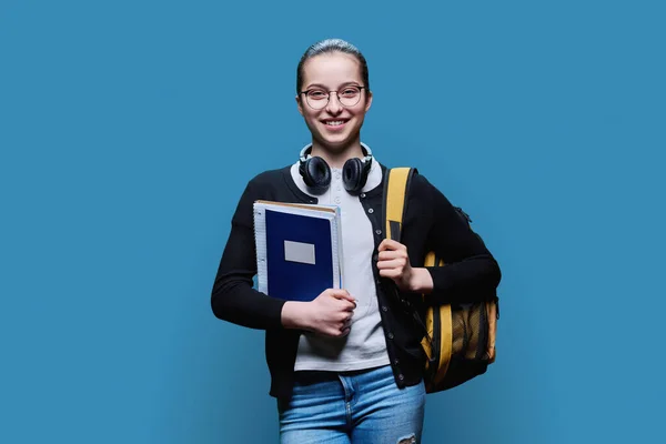 Πορτρέτο Της Έφηβης Μαθήτριας Λυκείου Μπλε Φόντο Χαμογελώντας Γυναίκα Γυαλιά — Φωτογραφία Αρχείου