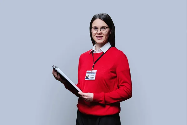 Ung Kvinna Mentor Lärare Med Kort Märke Anställd Utbildningscentrum Rött — Stockfoto