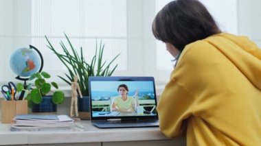 Genç kızlar koleji, lise öğrencisi psikolog ve terapistle çevrimiçi görüşmeler, evde oturup bilgisayardaki video görüşmelerini kullanmak. Psikoloji, terapi, psikoterapi, gençlik konsepti.