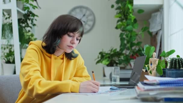 Estudante Universitário Adolescente Sentado Mesa Casa Usando Laptop Escrevendo Notebook — Vídeo de Stock