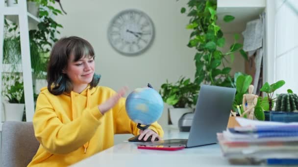 Teenagermädchen Amüsieren Sich Drehen Den Globus Und Zeigen Mit Dem — Stockvideo