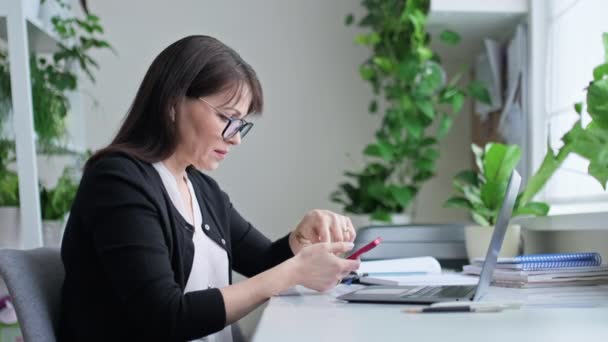 Жінка Середнього Віку Працює Сидячи Своїм Столом Домашньому Офісі Допомогою — стокове відео