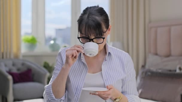 Sakin Olgun Bir Kadın Kahve Içiyor Evde Yatakta Oturuyor Işten — Stok video