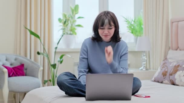 Genç Hippi Kız Öğrenci Online Konferans Yapıyor Bilgisayardan Video Görüşmesi — Stok video