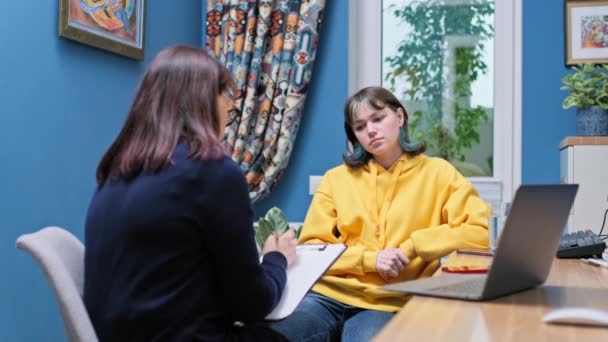 Adolescente Estudante Universitário Conversando Com Conselheiro Mentor Psicólogo Comportamento Assistente — Vídeo de Stock