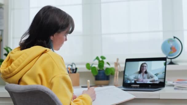 Videoneuvottelu Teinitytön Oppilas Puhumassa Opettajan Kanssa Kannettavan Tietokoneen Näytöllä Teini — kuvapankkivideo