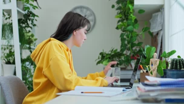 Jovem Estudante Universitário Sentado Mesa Casa Usando Laptop Adolescente Anos — Vídeo de Stock
