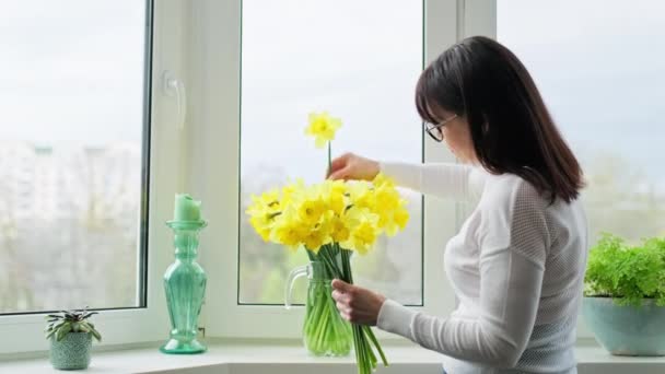 Frau Mittleren Alters Legt Blumen Eine Glasvase Passt Sich Genießt — Stockvideo