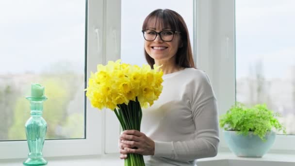 Uśmiechnięta Kobieta Średnim Wieku Bukietem Żółtych Kwiatów Żonkile Patrząc Kamerę — Wideo stockowe