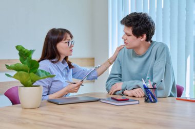 Mutsuz üzgün öğrenci öğrenci terapi sırasında psikolog, danışman ve ruh sağlığı uzmanıyla görüşüyor. Sosyal hayat, psikoloji, gençlik kavramı