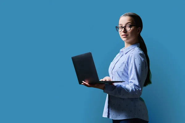 Teenage Girl High School Student Using Laptop Looking Camera Blue — Stock Photo, Image
